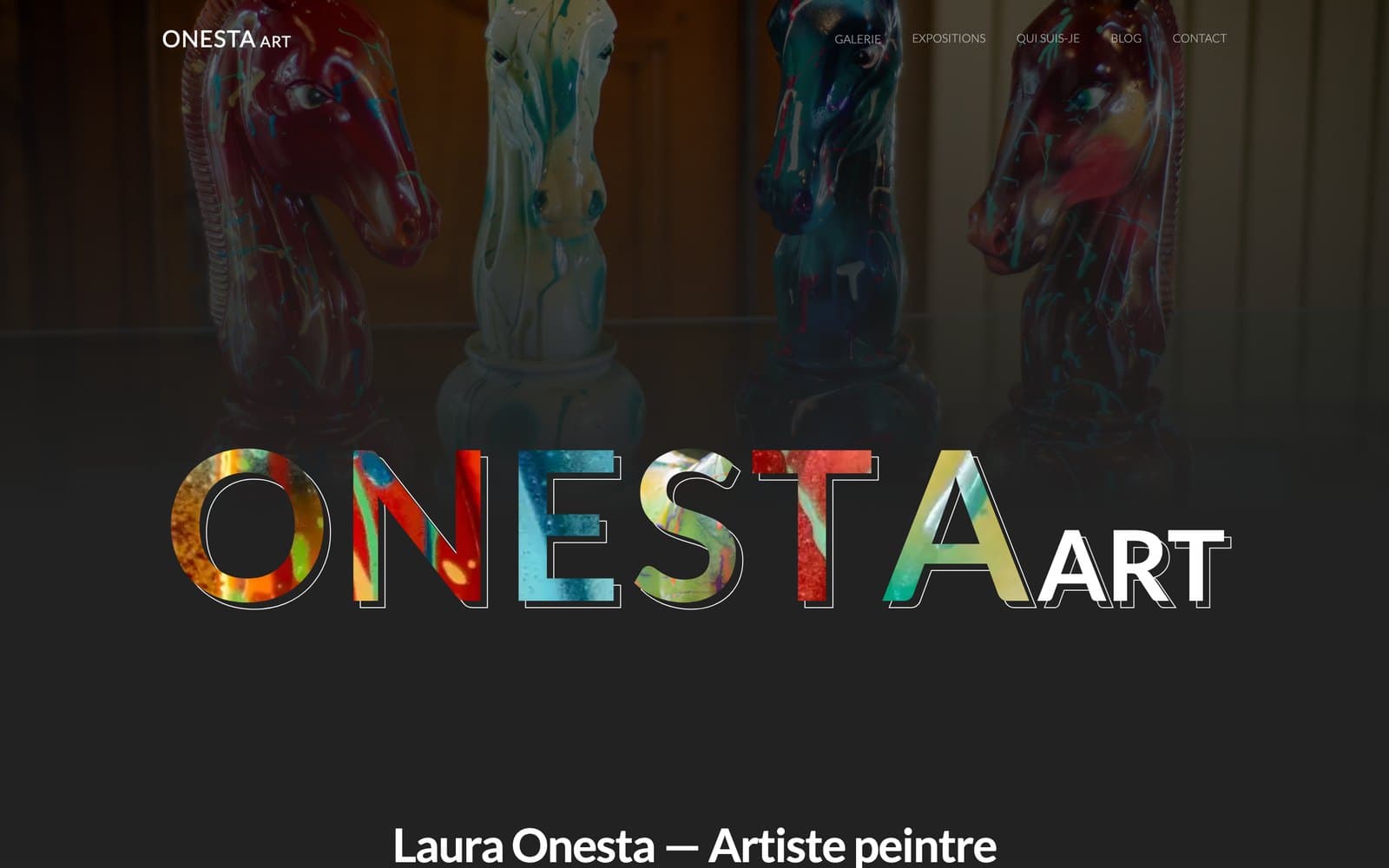 Page d'accueil d'Onesta Art : le nom de l'artiste decoupe dans la matiere de ses propres oeuvres, sur une photo de sculptures de chevaux peintes