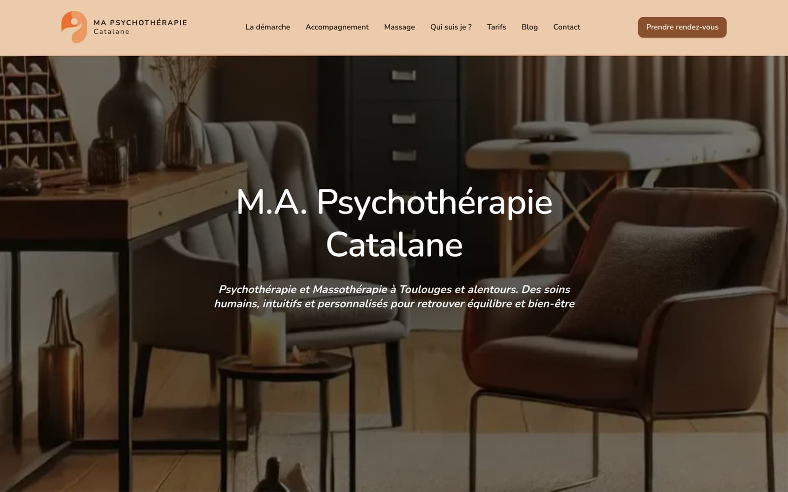 Page d'accueil de Ma Psychothérapie Catalane : une photo du cabinet avec, d'un côté le coin écoute, de l'autre la table de massage