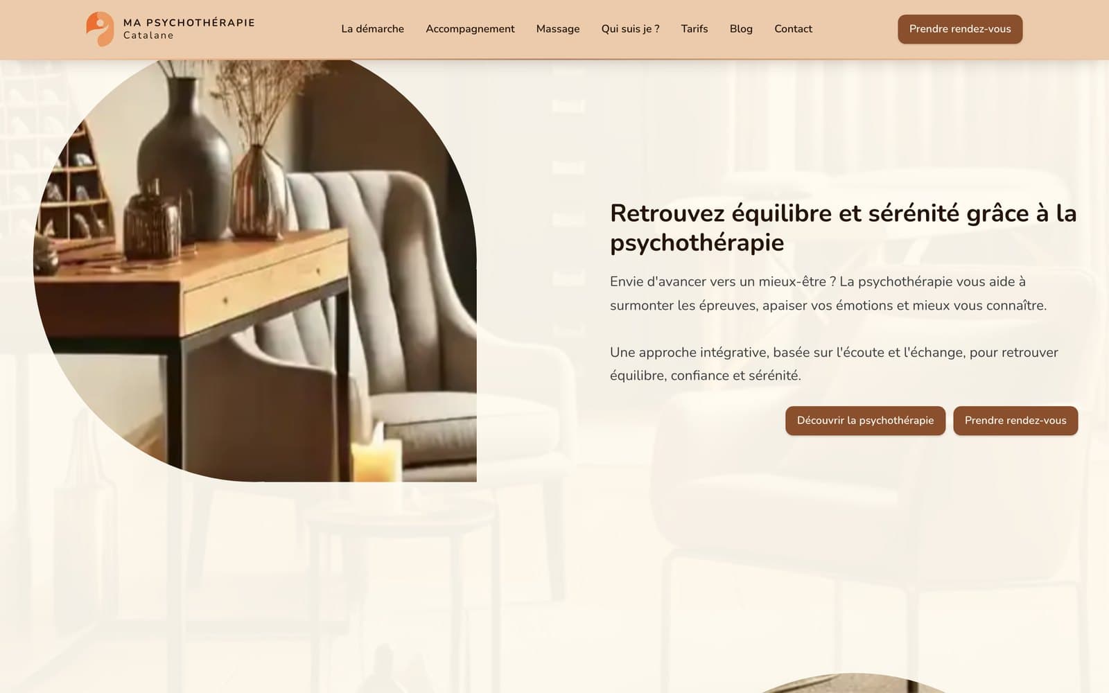 Section psychothérapie de la page d’accueil : un masque circulaire éclaire le coin écoute du cabinet